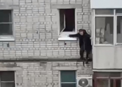 В центре Волгограда мужчина вышел в окно