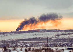 Испугавший камышан  столб дыма над промзоной экологи предположительно "списали" на горение свалки