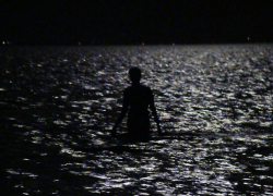 Горожане купаются на Камышинке не только днем, но и ночью
