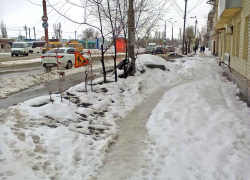 Камышане жалуются на гололед и необработанные тротуары, покрывающиеся ледяным накатом