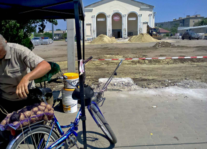 В Камышине собственник бывшей «Победы» очистил от строительного мусора площадку рядом с рынком