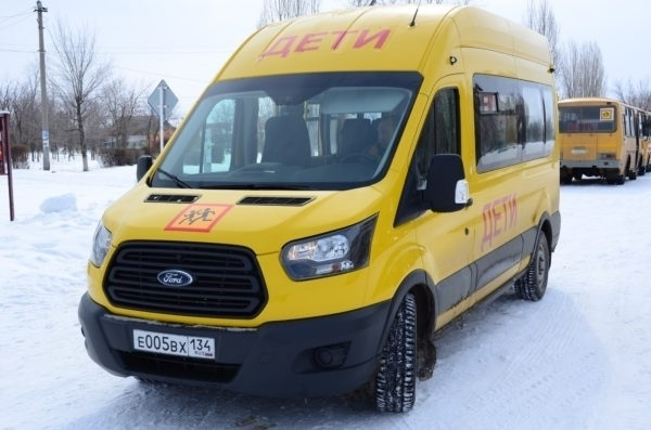 Двум школам в камышинской глубинке достались новые автобусы