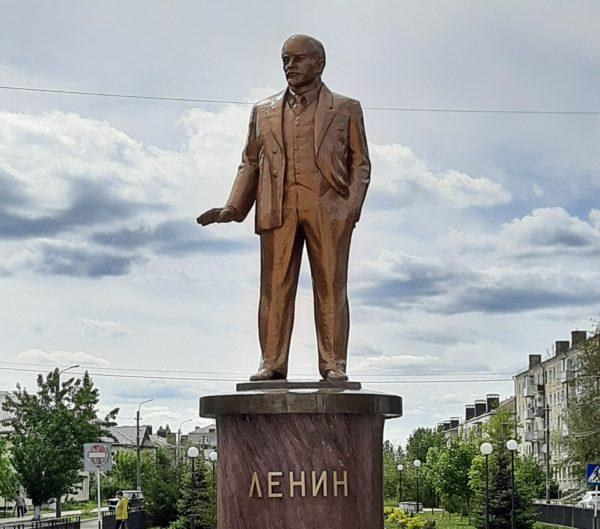 В городе Петров Вал Камышинского района так отреставрировали памятник Ильичу, что он заблестел