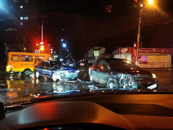 Камышане показали в соцсетях очередную аварию на самом неблагополучном перекрестке города