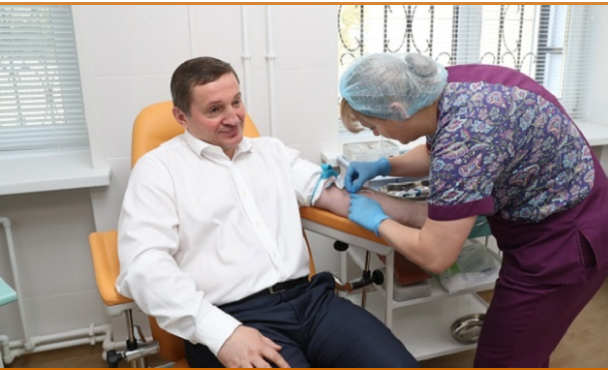 Для проверки качества работы новой лаборатории губернатор Андрей Бочаров не пожалел своей крови