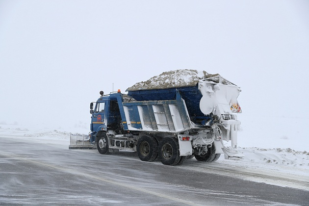 Волгоградские дорожники обеспечивают проезд по трассам региона: в Камышинском районе ситуация из-за снегопада напряженная, но штатная