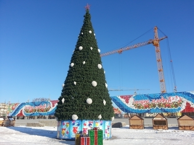 В Камышине разбирают городские новогодние елки