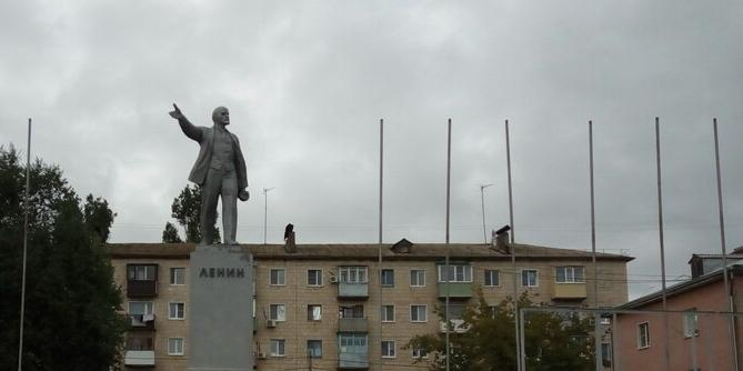 Коммунисты Камышина возложили цветы к памятникам вождю революции, а трибуну на площади Павших борцов неожиданно захватили «платошкинцы»
