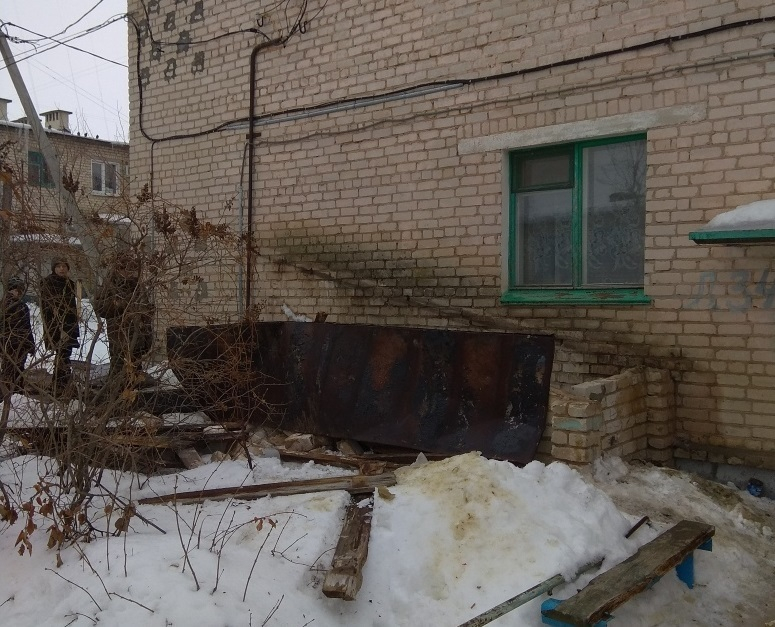 В Мичуринском сельском поселении Камышинского района ледовый нарост, сорвавшийся с крыши дома, чуть не убил жителей