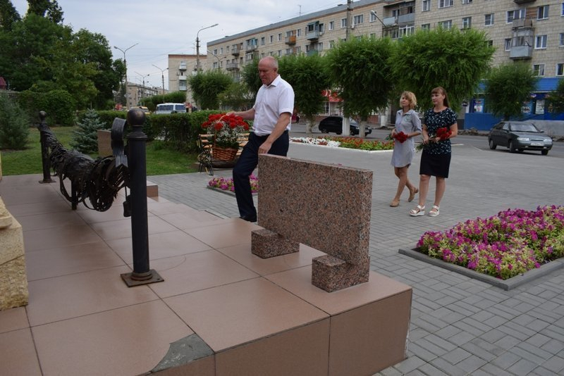 Пресс-служба администрации Камышина распространила фото главы города, возлагающего в одиночестве цветы к мемориалу Героя России