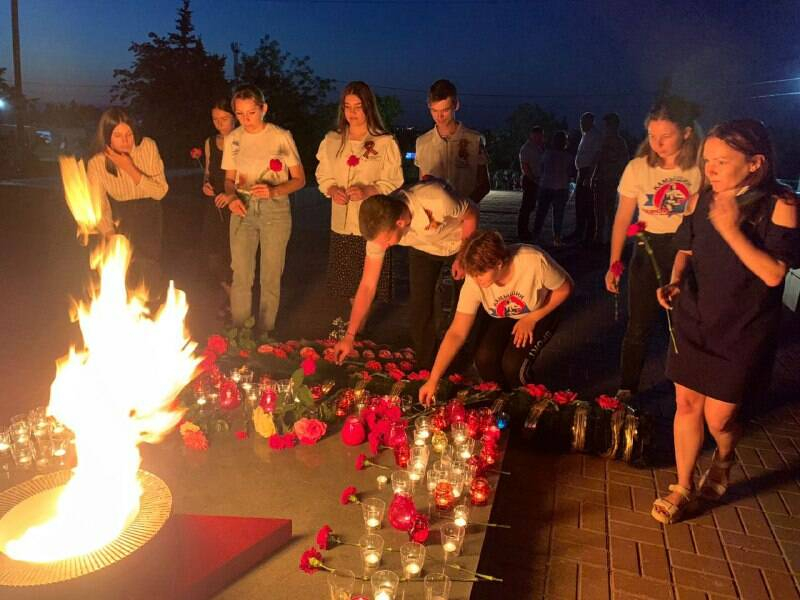 В Камышине на Братских захоронениях в канун Дня памяти и скорби зажгли десятки свечей
