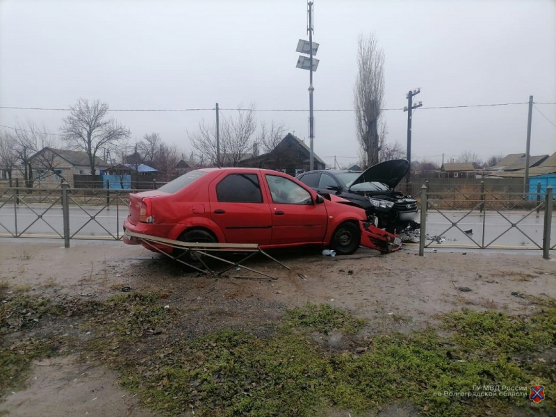 На дороге между Камышином и Волгоградом водитель из Ставрополья вылетел на «встречку» и изранил троих участников ДТП, в том числе 13-летнюю девочку