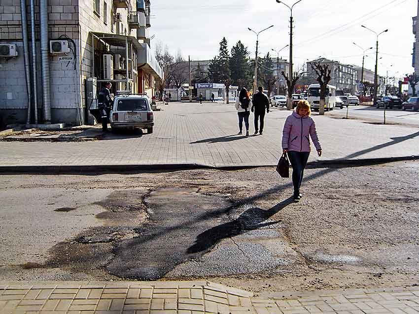 Блокнот камышин. Улица Крупская в Камышине. Разбитая дорога улица Крупская Киров. Фото с ул Крупской Камышин. Провал на Ленина Коммунаров Ктулху.