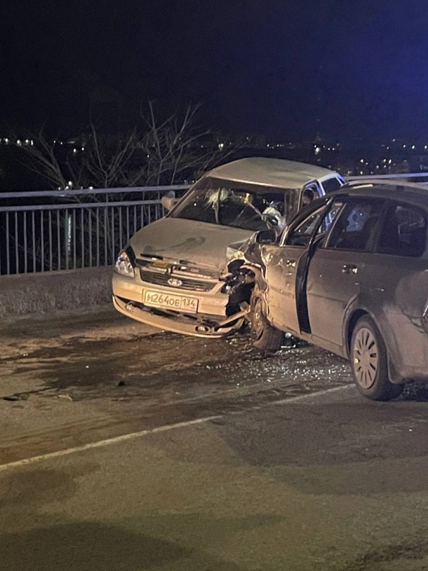 Во время столкновения на Бородинском мосту в Камышине пострадали  парень-водитель и девушка-пассажирка | 18.02.2024 | Камышин - БезФормата