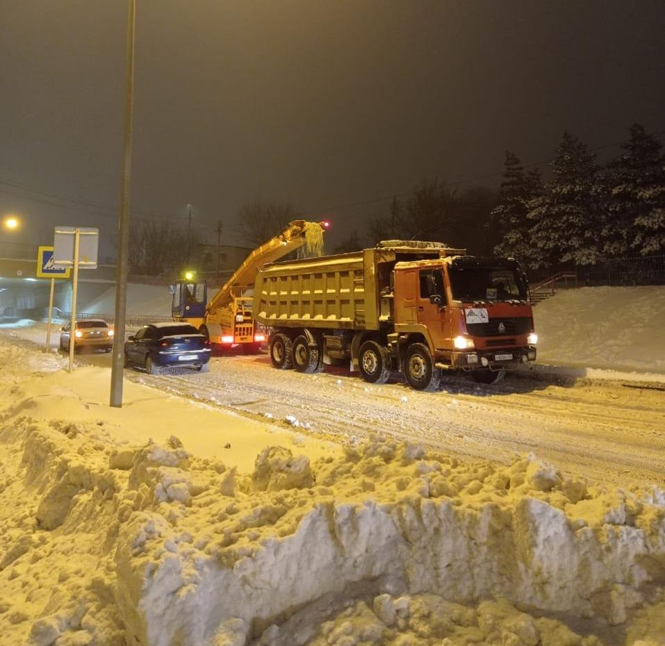 Администрация Камышина показала горожанам, как ночью город чистят от снега